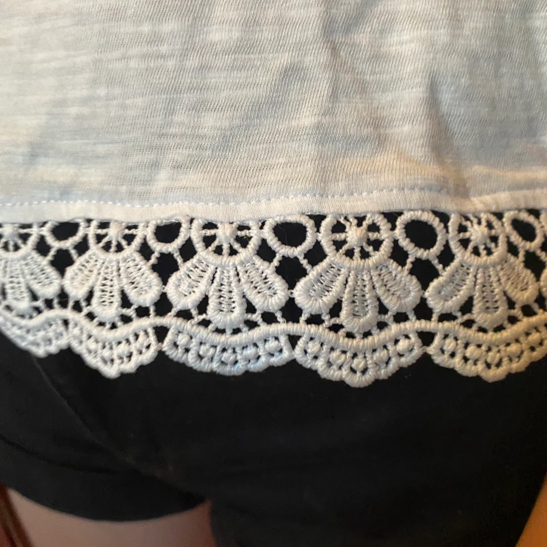 Vit t-shirt med detaljer vi kanter - 90