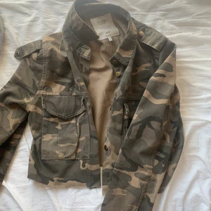 Militär jacka - As cool militär jacka från Bershka, som jag köpt för länge sen. Det är strl L men skulle mer säga S-Xs