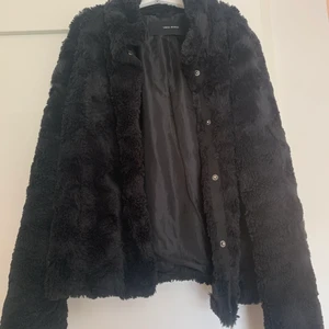 Fluffig svart jacka - Fluffig svart jacka från Veromoda i storlek S. Sitter bra. Säljer pga använder inte den. 