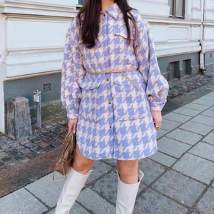 Jackan - Helt ny färgglad jackan, storlek M, jag är helt kär i jackan💜  jag är 164cm så jackan sitter perfekt som en kort kappa 