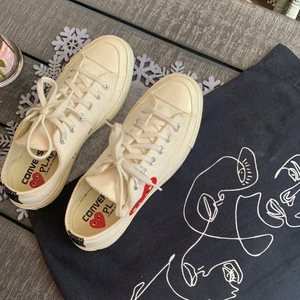 COMME DES GARCONS - Köpte från UK för 140£, säljer för 900kr-1000kr. I och med att det inte finns en kartong får du också med denna tygpåse! Haft på mig dessa 5 gånger men ingen rejäl skada. De är i super skick! Vill du diskutera priset kan du annars skicka ett direkt meddelande☀️