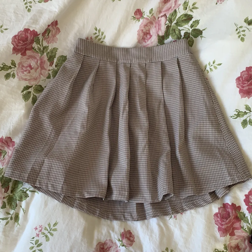 köpt i vietnam men knappt använd, perfekt skick och mjukt tyg. Det finns inbyggda shorts i kjolen! . Kjolar.