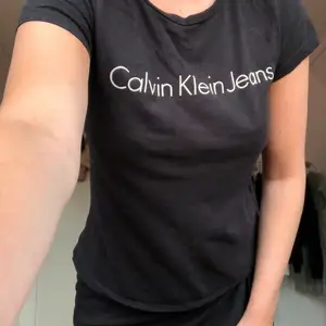 Säljer nu min Calvin Klein t-shirt i storlik S, då den har blivit dåligt använd nu på sistone. Den är i bra skick även om den har blivit använd en del:)