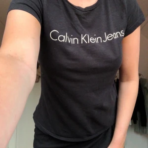 Calvin Klein t-shirt storlik S - Säljer nu min Calvin Klein t-shirt i storlik S, då den har blivit dåligt använd nu på sistone. Den är i bra skick även om den har blivit använd en del:)
