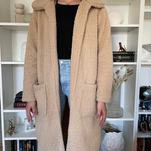 Fluffigjacka - Säljer min fluffiga jacka som har haft väldigt mycket kärlek, som ni ser på tredje bilden finns det lite smuts på men den går bort i tvätten annars e den i bra kondition 