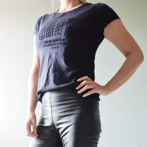 Marinblå GANT t-shirt, använd ett fåtal ggr. I storlek S. 