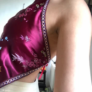 Tie-top - så fin topp med körsbärsblom. det satta priset/budgivning.