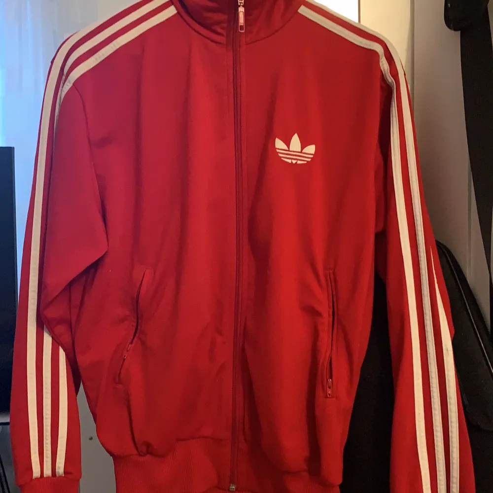 En fin röd adidas kofta säljer pga att de inte riktigt är min färg, storlekar S men kan passa som M använd nått enstaka tillfälle (Buda!)💕. Tröjor & Koftor.