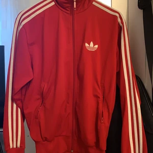 Adidas  - En fin röd adidas kofta säljer pga att de inte riktigt är min färg, storlekar S men kan passa som M använd nått enstaka tillfälle (Buda!)💕