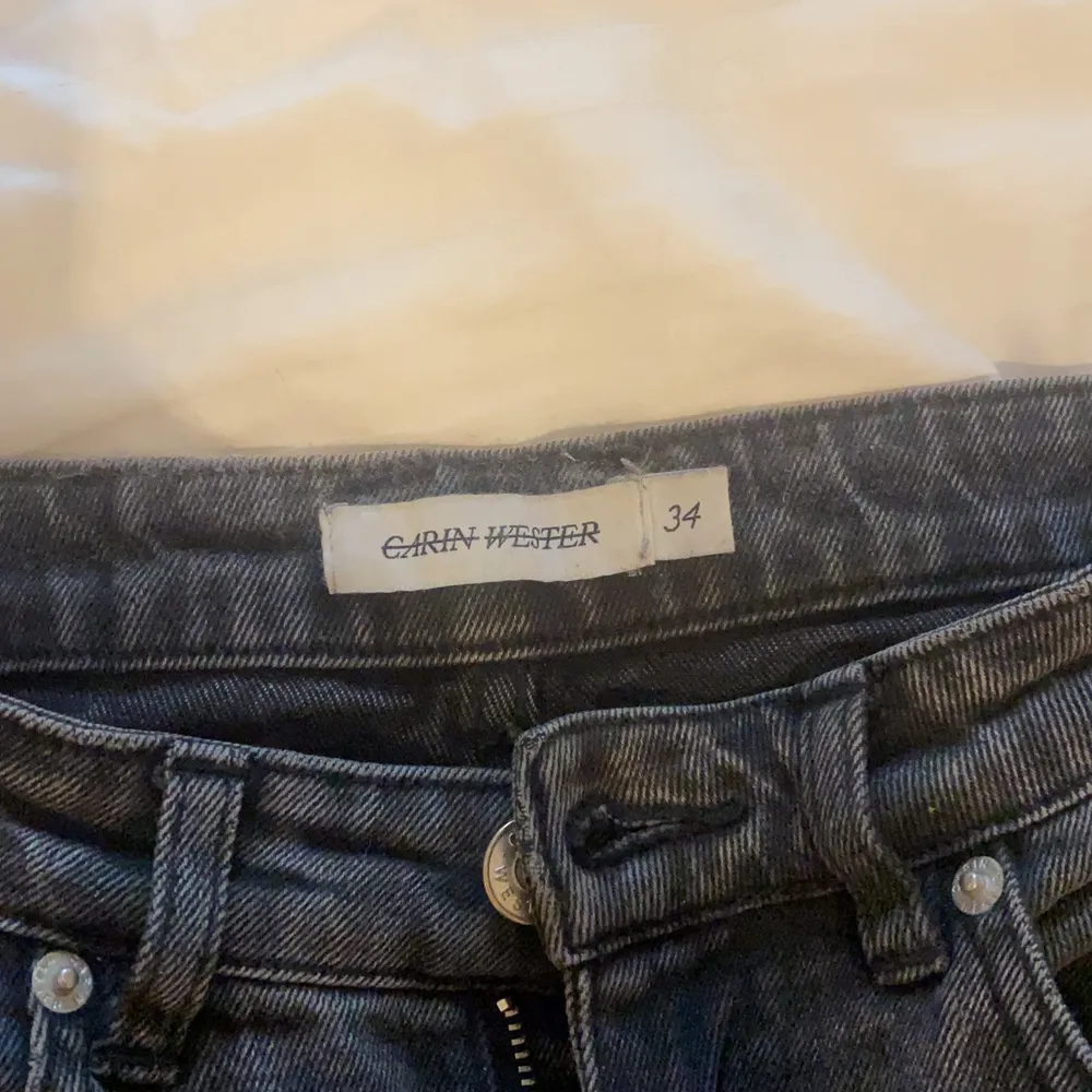 Säljer mina Carin wester jeans, köpta på Åhléns för 600kr, knappt användaa! köparen står för frakten. Jeans & Byxor.