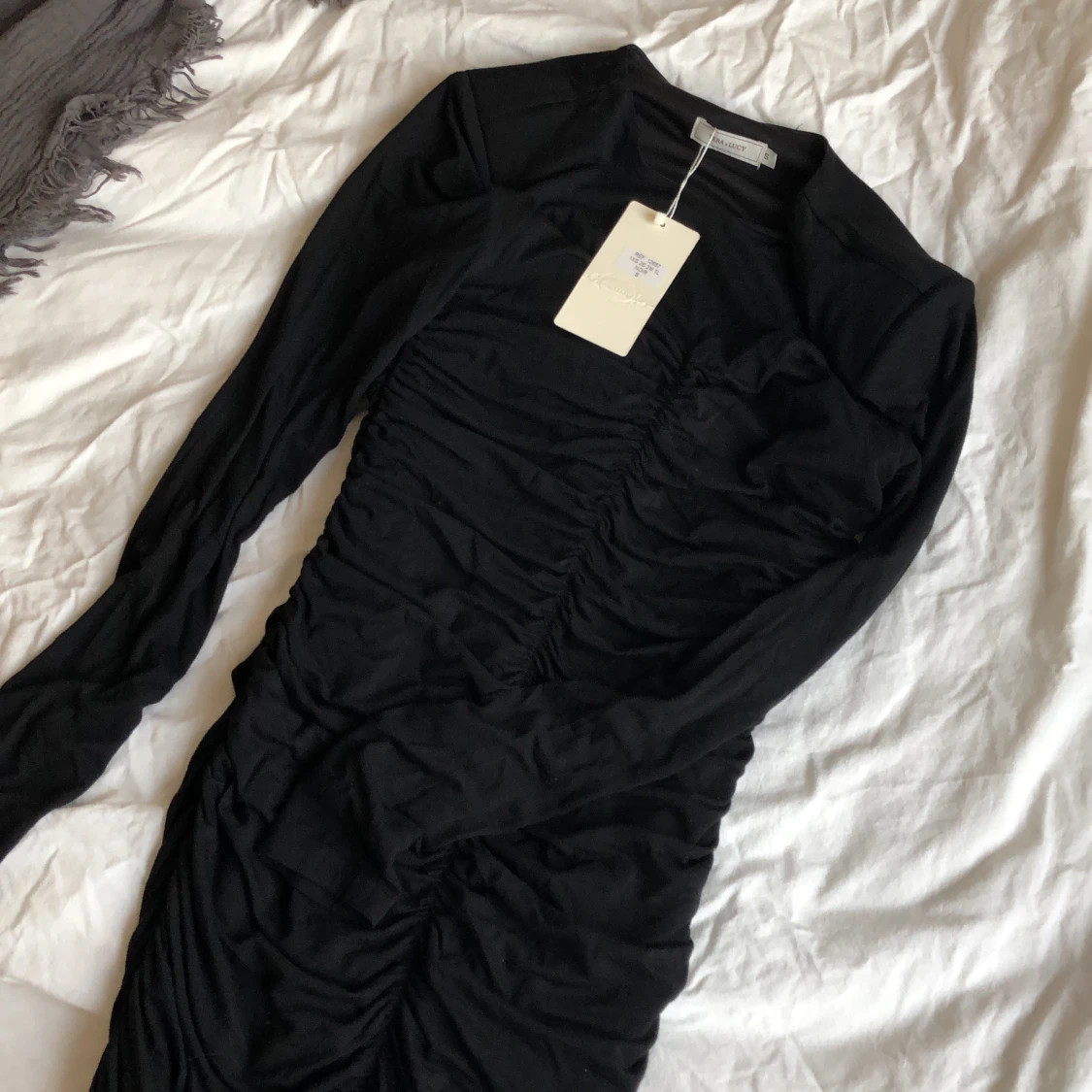 Ny svart klänning med axelvadd - 91