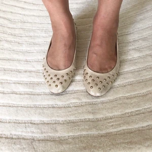 Ballerina Red Valentino - Söta guldballerinor med nitar från Red Valentino. Skorna är i skinn och även sulorna är i skinn. Säljer dem då de är lite för små för mig. 