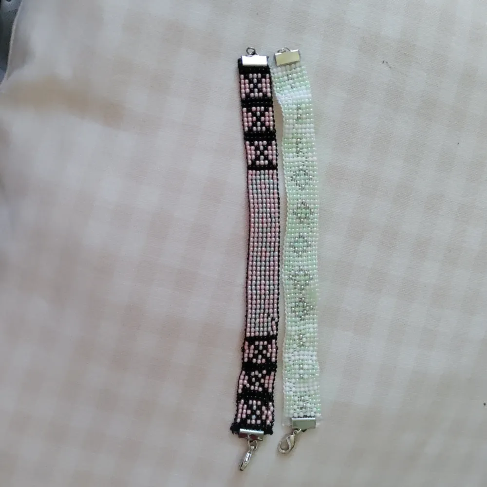 Hemma gjorda armband som jag gjort. Det gröna är cirka 17 cm och det svarta/orangea är cirka 18 cm. Pris är 100 kr. Accessoarer.