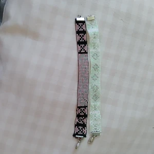 2 armband  - Hemma gjorda armband som jag gjort. Det gröna är cirka 17 cm och det svarta/orangea är cirka 18 cm. Pris är 100 kr
