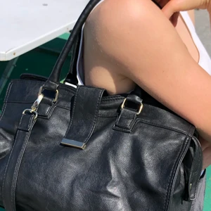 Vintage läderväska - Säljer en supersnygg läderväska i svart. Är dock inte säker på om det är äkta läder. Rymlig med flera fack och ett längre axelband som går att ta av💕💕 