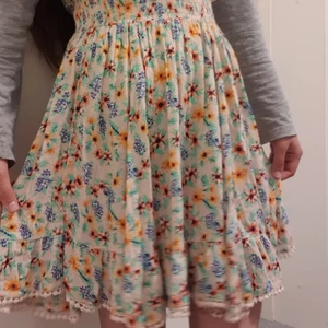 BikBok  - Säljer denna fina sommarkjol från Bik Bok. Har haft den ett tag men har ingen användning så säljer den för 89 Kr. Kommentera om ni är intresserade! :)