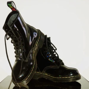 Dr martens size:37 - Hi, I sell my dr martens for 1.000 kr they cost 1.899 kr in the shop, they are almost new, (size 37) contact me for more information.