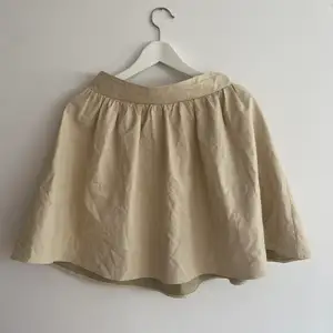Så fin kjol från bikbok!!🤩strl M men den är insydd ca 5 cm i midjan så sitter ungefär som en S, perfekt till finare tillfällen och sommarn🐝🐝🐝 frakt på ca 45 kr tillkommer🌼
