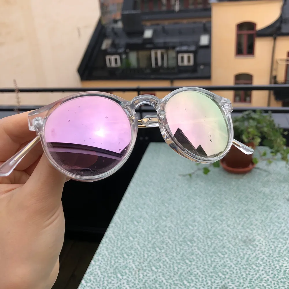 solglasögon med rosa/ ljusgröna spegelglas! Köpta i USA. Knappt använda, i gott skick:))🌷. Accessoarer.