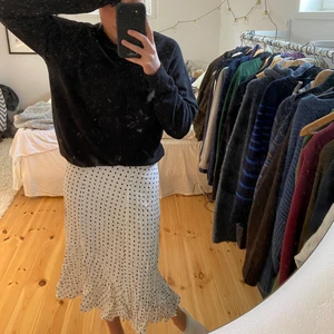 Hemmasydd prickig kjol!🌻 - Superfin kjol som jag gjort själv! Resår i midjan så skulle anse den lite som en one size🧡🧡sälja billigt då den har några fläckar, dock syns dom inte när kjolen är på utan bara när man kollar nära🌟🌟 frakt tillkommer på runt 40 kr💞