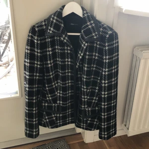 Jacka  - As snygg jacka/kappa som sitter snyggt oversized på mig som vanligtvis är en S. 150 kr + frakt. Köparen står för frakten 💕