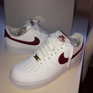 Nike Air force oanvända  - Helt oanvända. Säljer pga köpte fel storlek och hade glömt skicka tillbaka i tid. Svåra att få tag på då dom säljs slut snabbt. Köparen står för frakten. 