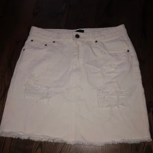 Jeans kjol  - Säljer min jeans kjol i färg vit