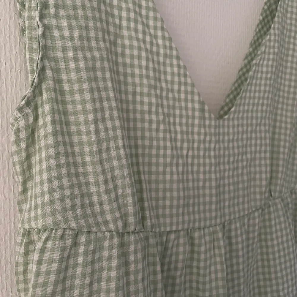 Dov ljusgrön klänning i M. Helt ny men tyvärr för liten för mig. Säljes för 60kr + frakt💕Först tilll kvarn och betalning via swish som gäller. Klänningar.