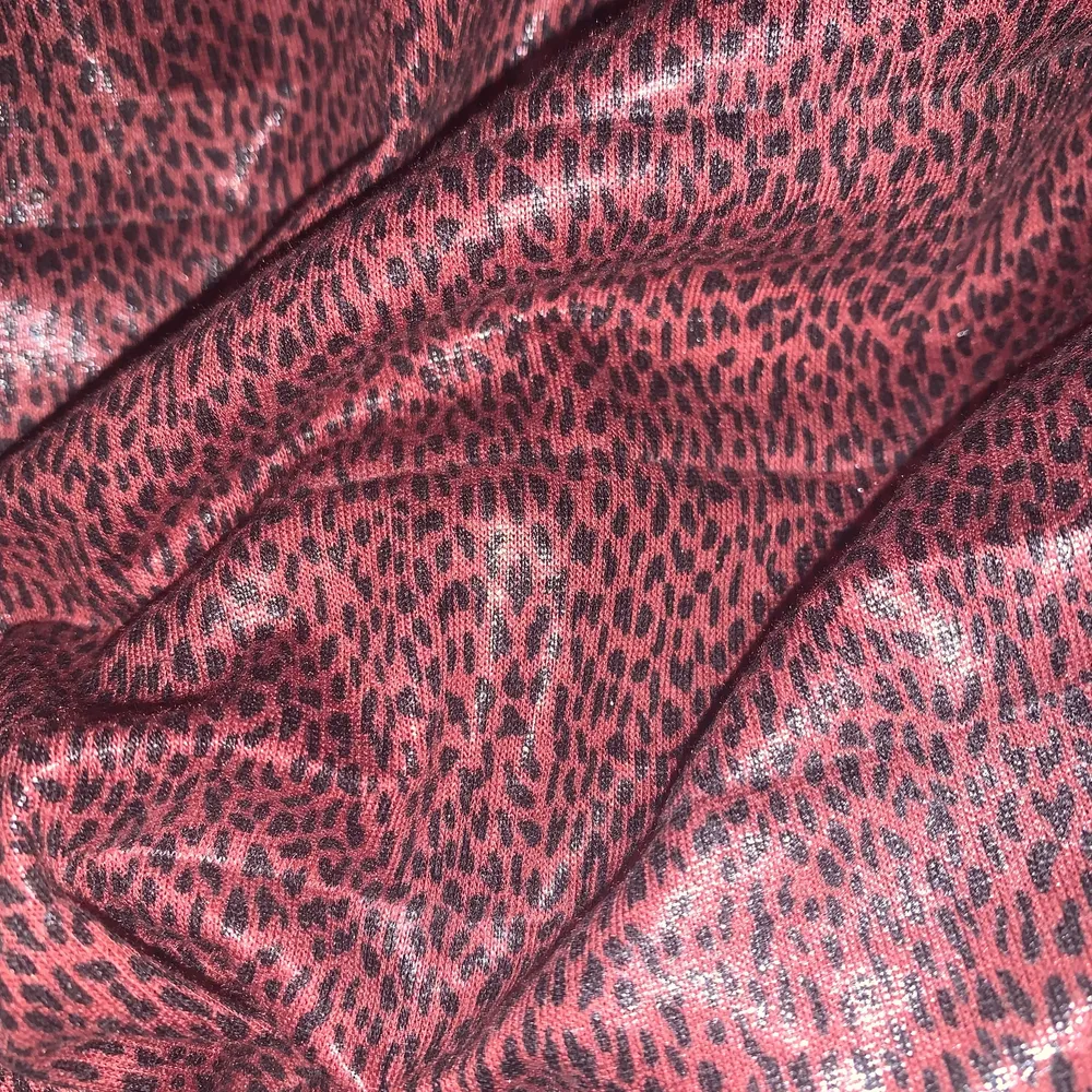 Superfin kjol från zara kids! Den är mörkare röd med litet leopardmönster. Storlek 164 men funkar jättebra på mig som har xs❤️. Kjolar.
