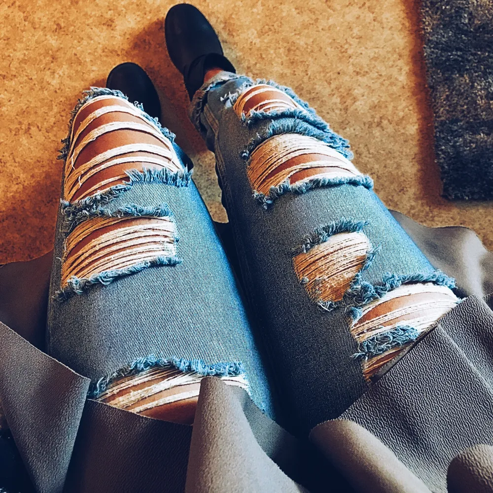 Ribbade jeans från Gina Tricot. Vädligt svårt att få en rättvis bild på dessa. Men första bilden visar hur dom ser ut uppifrån på mig. Dom är tighta men längst ner lite lösare.. Jeans & Byxor.