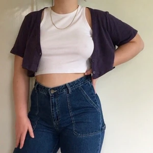 Lila cropad kofta - Lila cropad kortärmad kofta. 💜 Perfekt att ha över en topp för att göra outfiten roligare. Märkt som en XL men omsydd till en S/M. Funkar för en större respektive mindre storlek också beroende på hur man vill att den ska sitta. 💟 Jag bär M i vanliga fall för referens. 