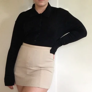 Svart skjorta med 70-tals krage! - Svart skjorta i glansigt tyg. Stor krage, precis som på 70-talet! ♣️ I fint skick! Märkt som en XL men passar mer som en M/L. Jag bär ofta M för referens. 🖤 