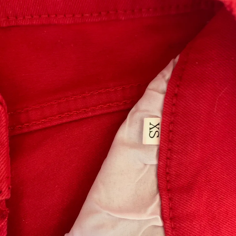 Ett par röda shorts, köpta i Spanien. Storlek XS. Frakt kan diskuteras, måste ej vara spårbart. . Shorts.