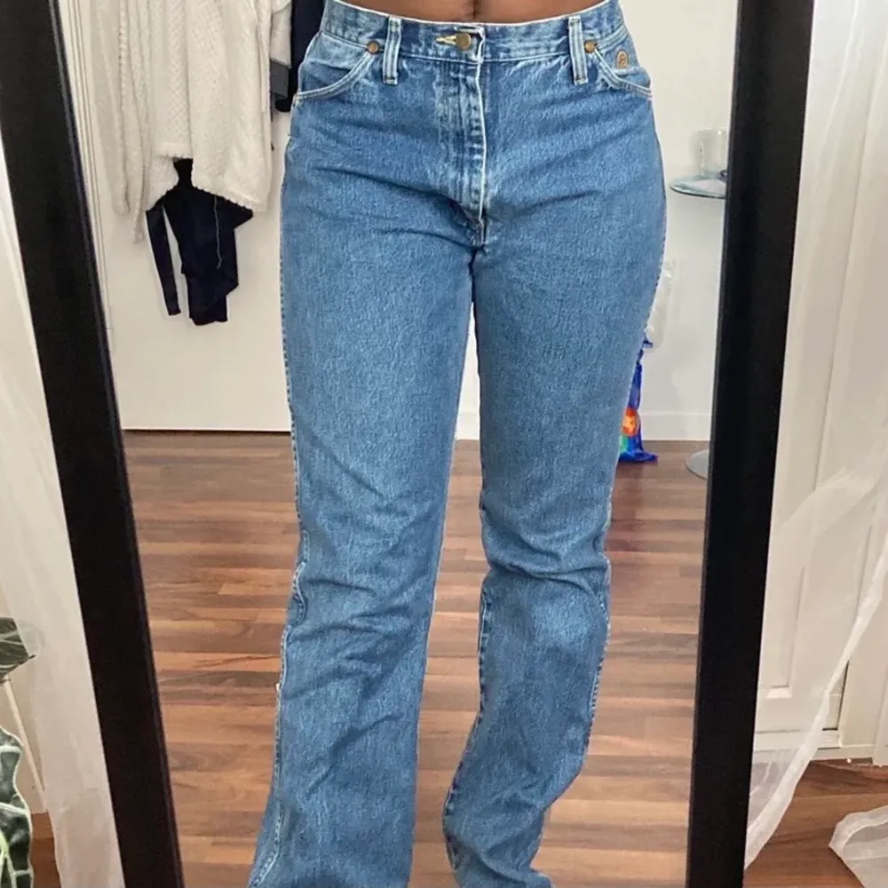 Snygga straight leg jeans mid rise från wrangler, bra skick,  köpte på Plick igår, säljer pga ej passade mig💕 därav lånade bilder och samma beskrivning som tjejen jag köpte från 💋. Jeans & Byxor.