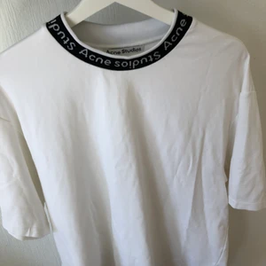 Acne Studios - Säljer min t-shirt från acne. Storlek m. Endast använd fåtal gånger. Nyskick 