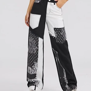 Mönstrade byxor - Säljer dessa Jeans från SHEIN pga fel storlek. Endast provade. Inköpspriset var 299kr