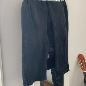 Svarta nakd jeans - Önskar jag kunde behålla dessa men de har tyvärr blivit för små, nypris 500kr passar mig som har S, skulle kunna ha dem men gillar inte de då de e lite tajtare då jag gillar större kläder, väldigt fint skick ändå änvända helt ok mycket