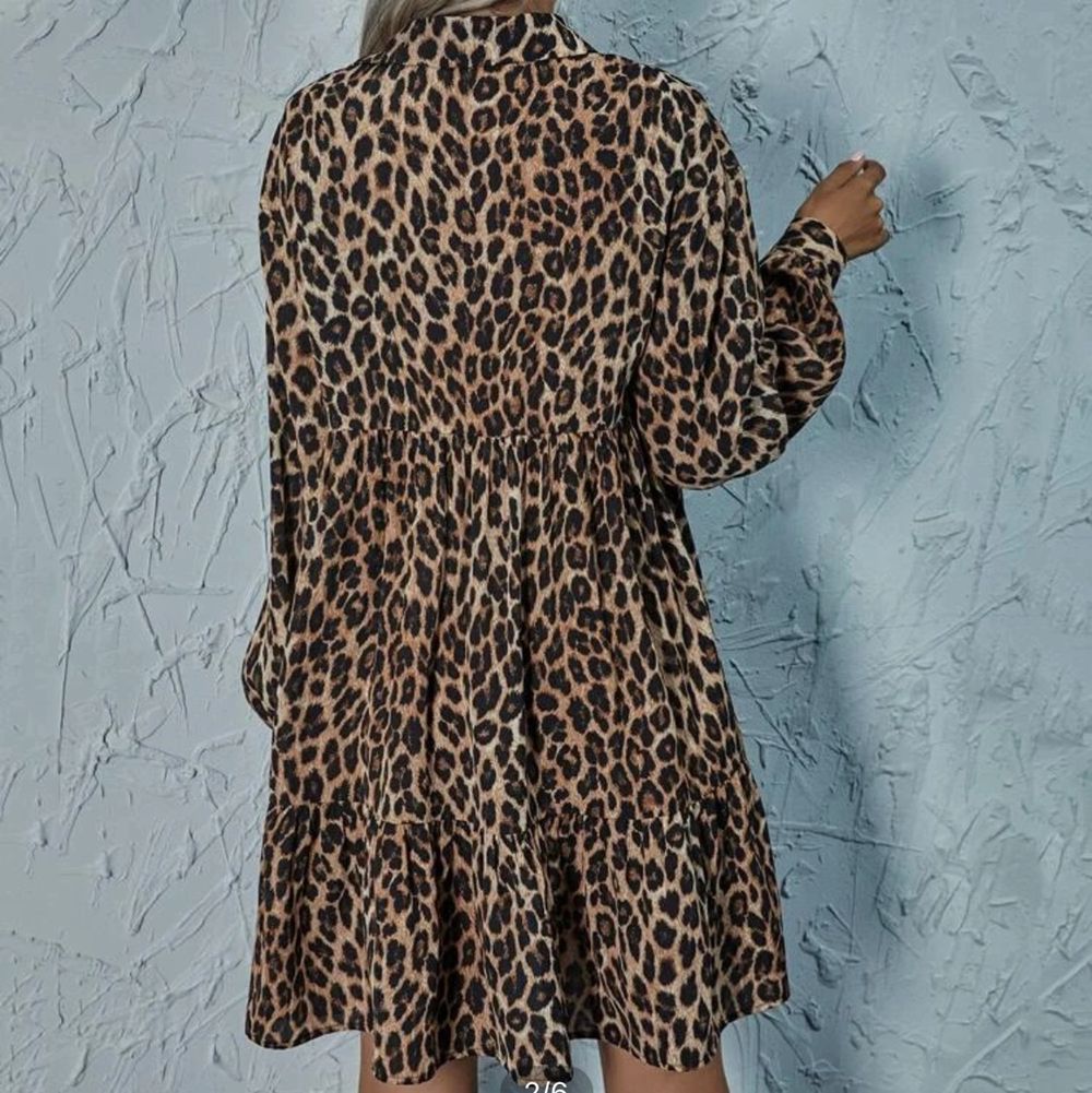 Leopard mönstrad klänning från SHEIN. Oanvänd, endast provad. Säljer då den var fel storlek för mig. Loose fit så passar många! Inköpspriset var 199kr. Klänningar.