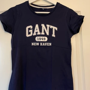 Gant T-shirt storlek Xs - Gant T-shirt storlek XS. Mycket bra skick då den knappt är använd. Köparen står för frakten!