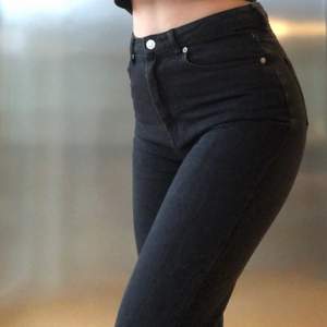 Svarta raka jeans från NA-KD med ”slitningar” längst ned. Är i storlek 38 men är inte så stretchiga. Har vanligtvis storlek 36. 200kr + frakt 💋