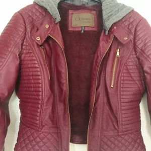 Ci Sono by Cavalini skinnjacka stl L - Snygg skinnjacka i veganskt läder med mysigt mjukt foder på insidan. Avtagbar hoodie. Jag ÄLSKAR detta plagg men tyvärr är det för litet och det förtjänar ett hem där det faktiskt används.