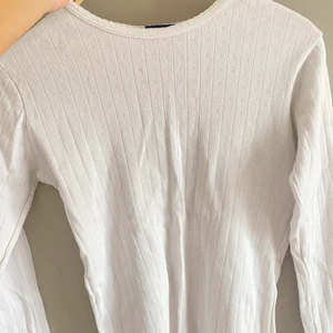 Tröja - Jättefin tröja från Brandy Melville, köpt i London. Vackert broderi och tröjan formar kroppen fint. Stl xs skulle jag tro det står ej i tröjan 