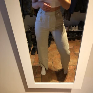 Beiga linnebyxor - Säljer mina beiga linnebyxor från nakd i storlek 36. Använd några få gånger. Nypris 599 mitt pris 300kr+frakt. Jag är 173cm.