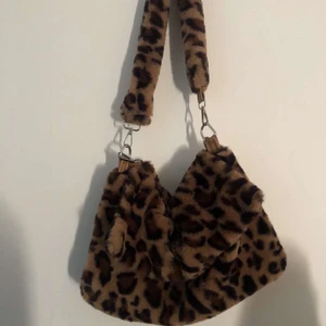 Leopard väska - Använd 3-4 gånger bra skick! Frakt 44 kr