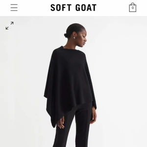 Soft Goat Poncho - Svart poncho från Soft Goat, box medföljer! Väldigt fint skick då den inte har kommit till användning💕