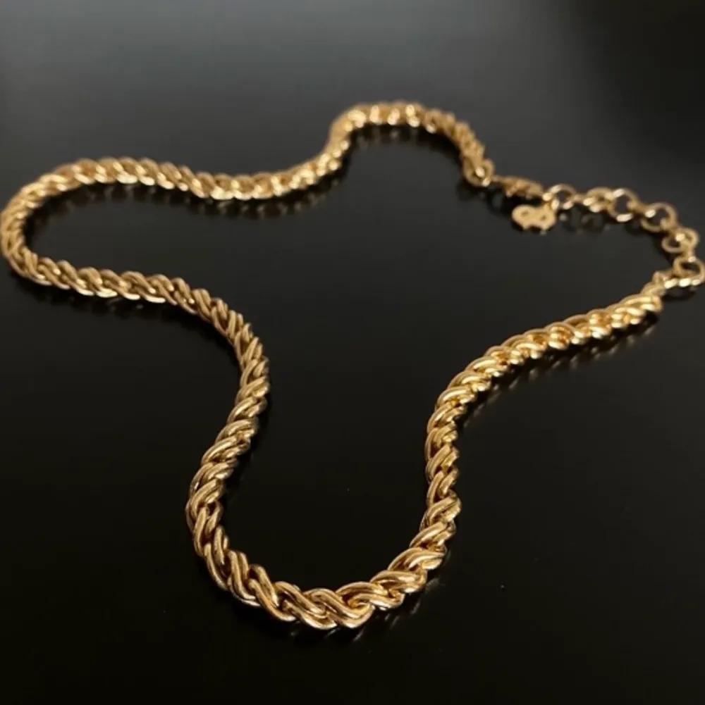 Ett guld halsband ifrån dior . Aldrig använd utan har tradeat till oss detta fina halsband , har ni frågor eller funderingar är det bara att hojta 👍. Accessoarer.