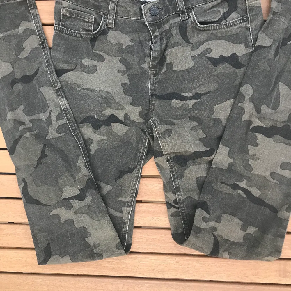Säljer denna jeans i skönt material, byxorna är från Lindex och är i storlek 38. Var inte rädd för att skicka och fråga fler bilder eller andra frågor!💕. Farkut & Housut.
