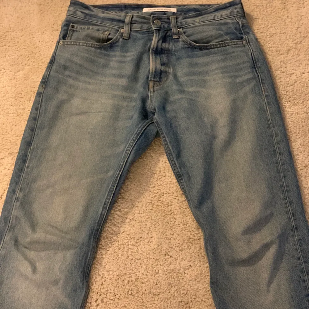 Tjena, säljer mina Calvin Klein straightlegged jeans som är i riktigt bra skick. De är inte slitna alls och storleken är W31 x L34. . Jeans & Byxor.