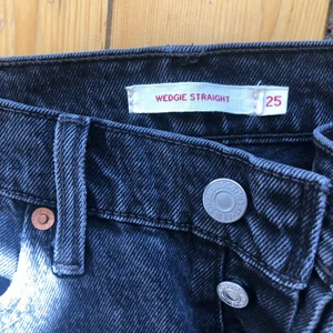 Levis wedgie straight stl 25 - Grå svarta Levis i wedgie straight modellen  stl 25. Använda en gång