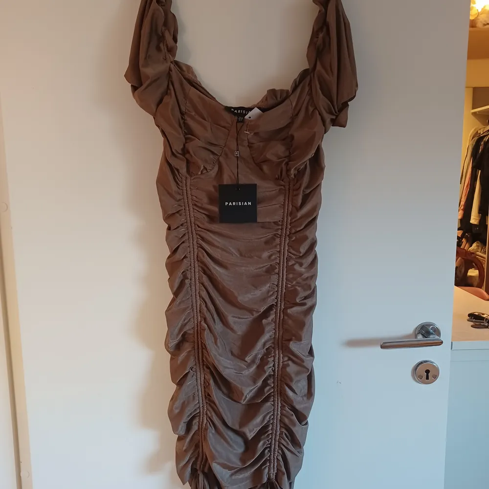 Helt ny oanvänd klänning från Affingos säljes! Jätte bekväm med ryschat material i brunt mocka färg. Finnes I Gustavsberg, kan skickas mot att frakt betalas av köpare🌸. Klänningar.